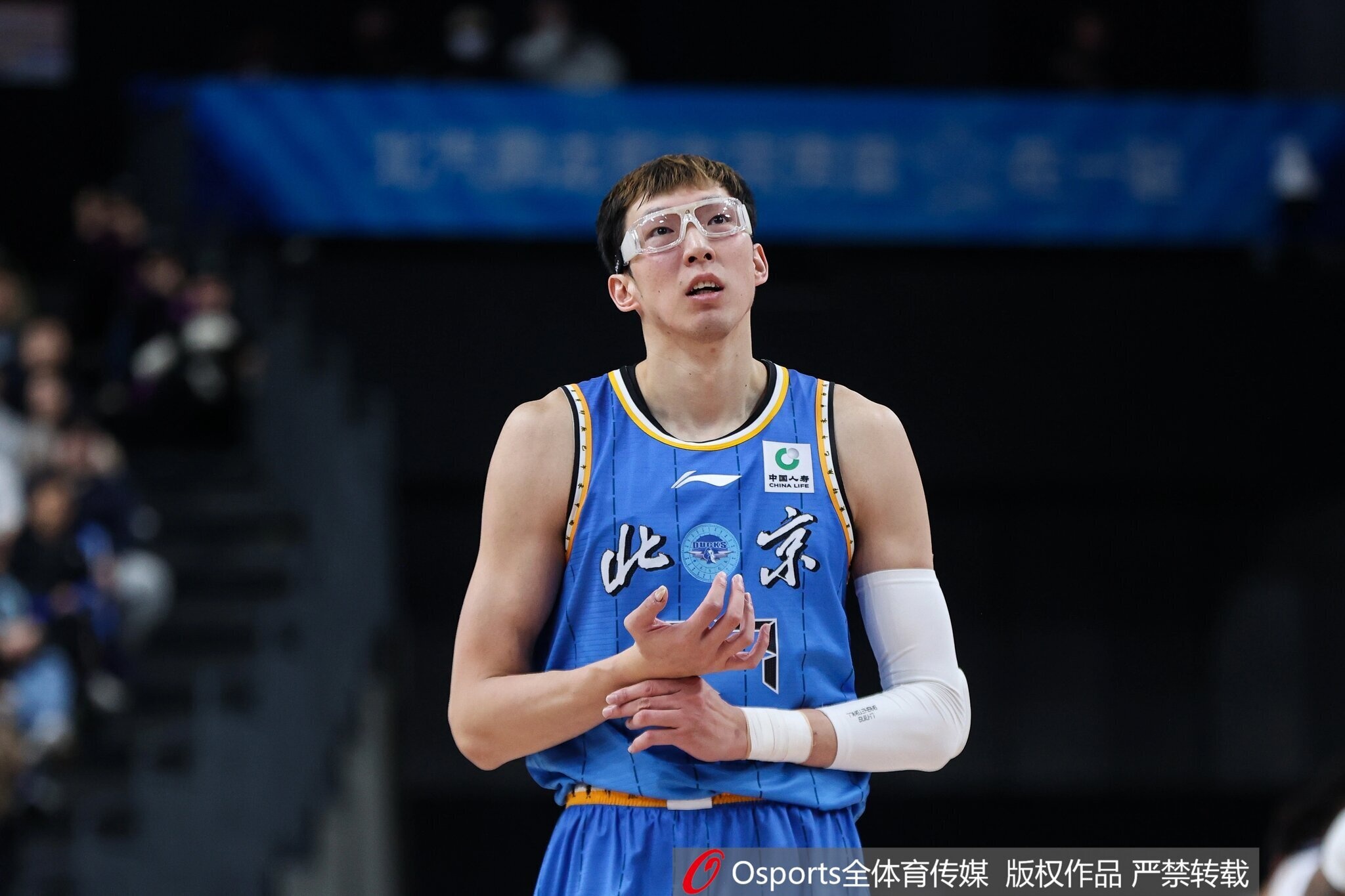 星空体育-提前退赛！周琦3中2仅拿5分9板1断2帽 第三节返回更衣室