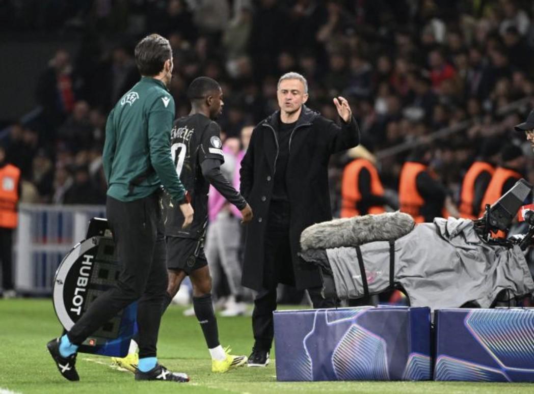 星空体育-疑似受伤，登贝莱带着痛苦的表情被换下场